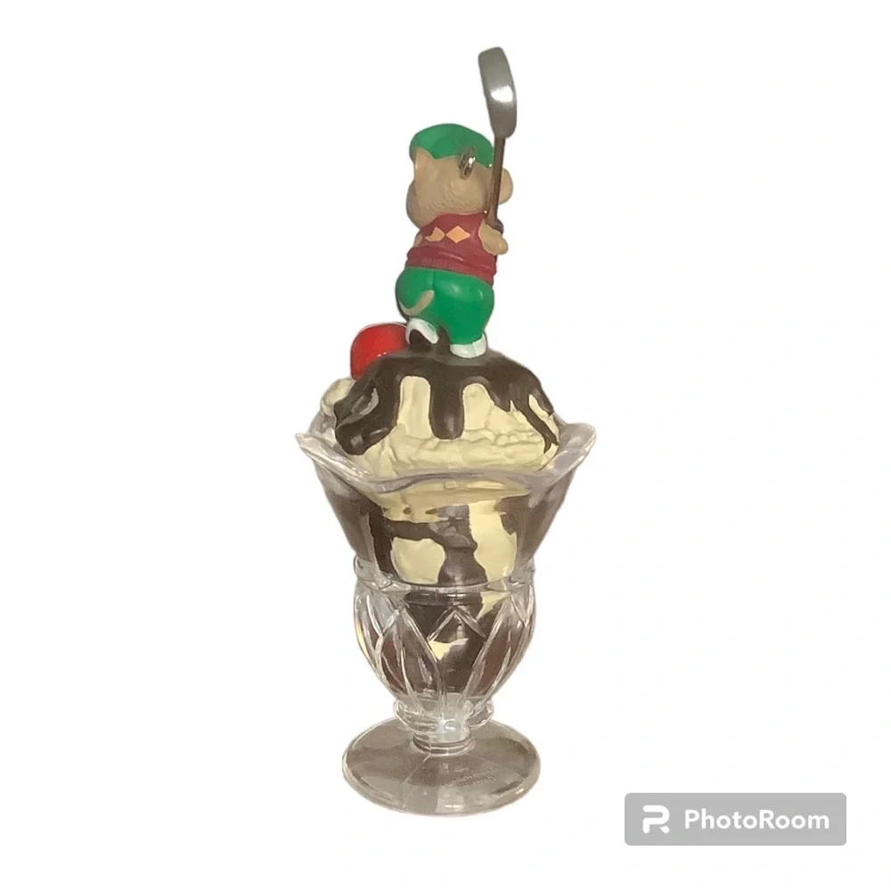 Hallmark sundae golfer
